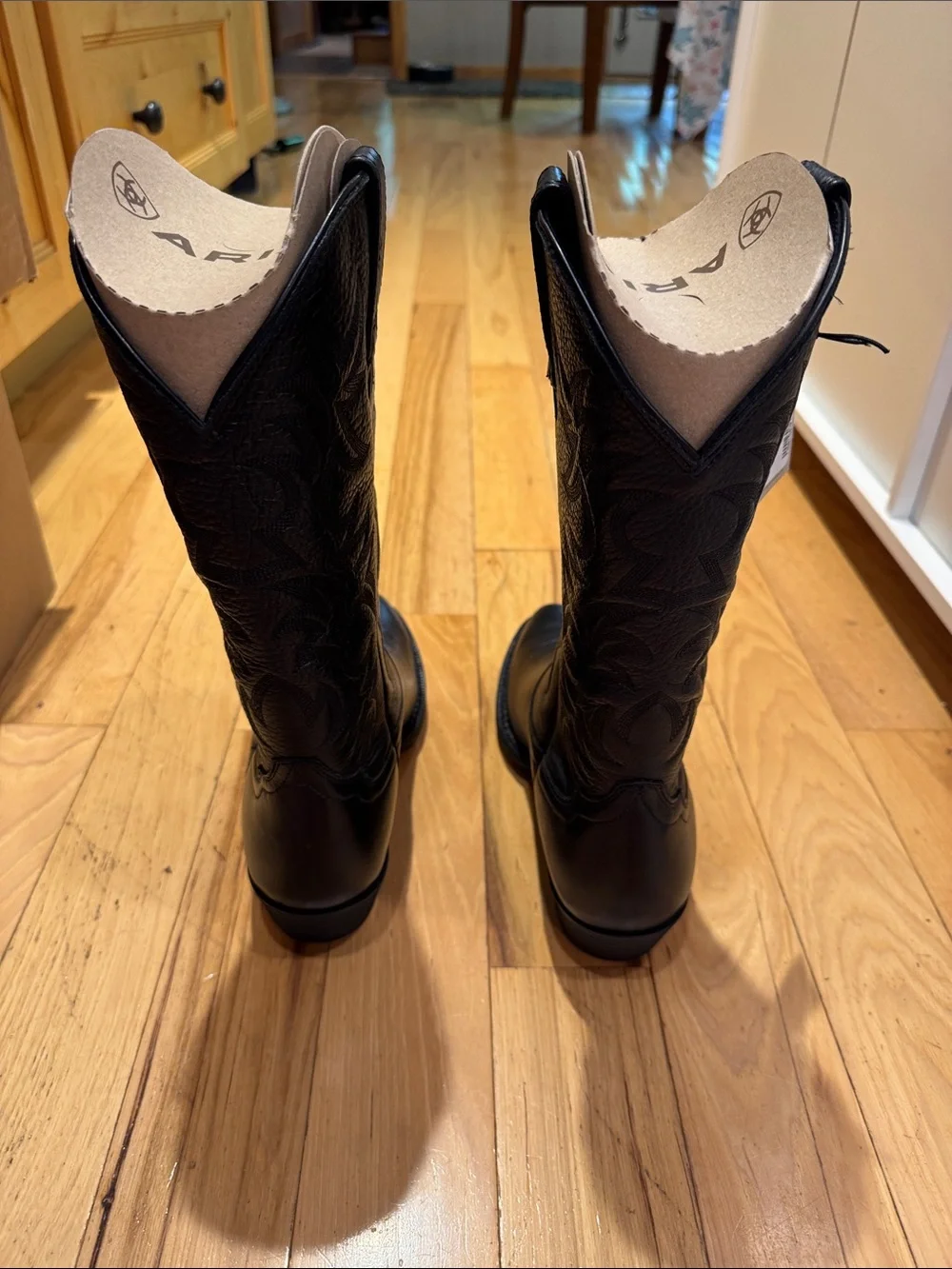 NWT Men’s Ariat size 8.5 D  Black Leather Cowboy Boots